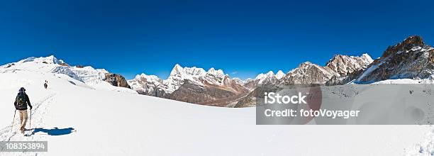 Escalada Mountaineers Alta Altitude Glaciar De Neve De Inverno Himalaias Nepal - Fotografias de stock e mais imagens de Andar