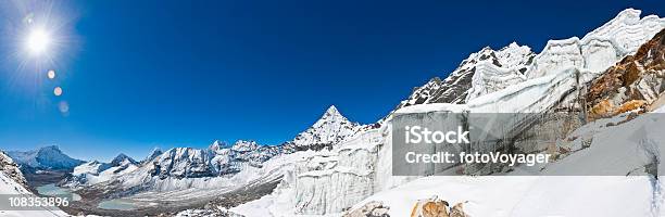 Espectacular Cascada De Hielo Glaciar Icicles Sunburst Masiva Seracs Himalayas Nepal Foto de stock y más banco de imágenes de Escalada sobre hielo