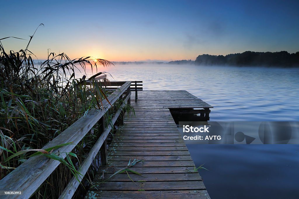 Dock am See in Moody Sonnenaufgang und Nebel hoch aus dem Wasser - Lizenzfrei Abwesenheit Stock-Foto