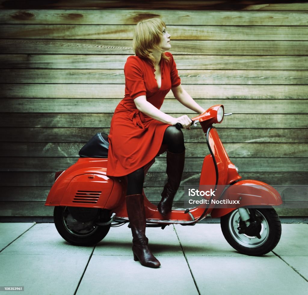 Молодая женщина в красный винтаж ретро Scooter - Стоковые фото Италия роялти-фри