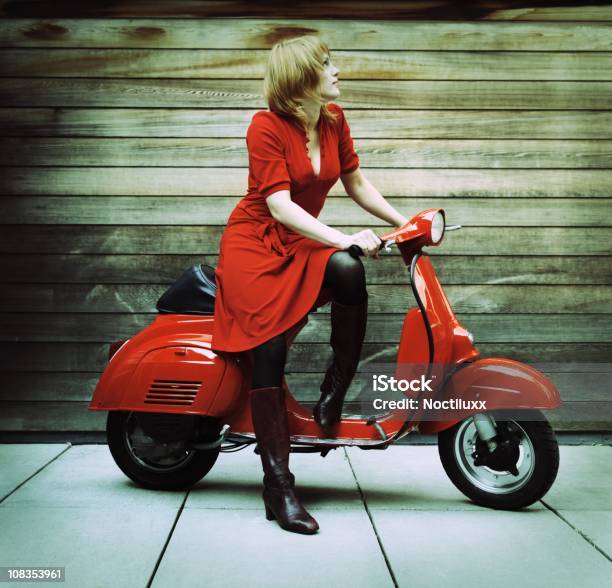 Молодая Женщина В Красный Винтаж Ретро Scooter — стоковые фотографии и другие картинки Италия - Италия, Мопед, Скутер