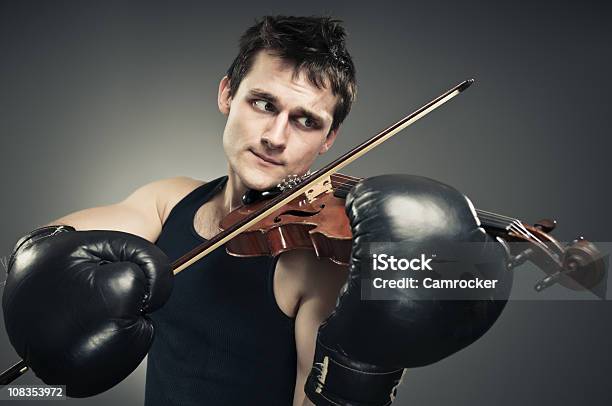 Widersprüchliche Interessen Stockfoto und mehr Bilder von Geige - Geige, Besorgt, Blick nach unten