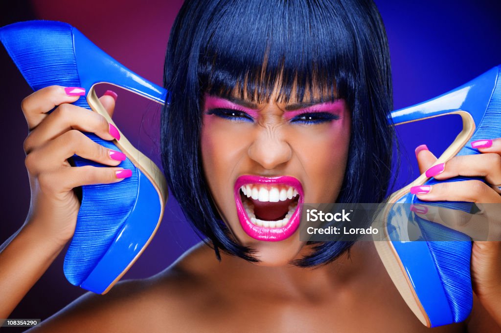 Визжать женщина с голубой в ее руках - Стоковые фото Женщины роялти-фри