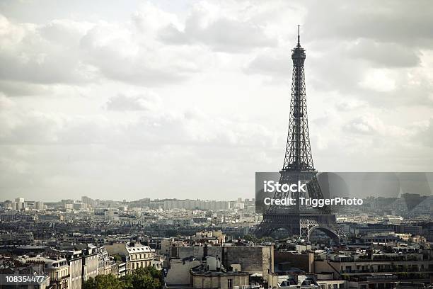 Photo libre de droit de Tour Eiffel À Paris France banque d'images et plus d'images libres de droit de Affluence - Affluence, Arc de Triomphe, Arc de Triomphe - Paris