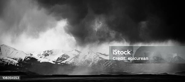 Foto de Tempestade E As Montanhas Em Montana e mais fotos de stock de Montana - Montana, Frio, Beleza natural - Natureza