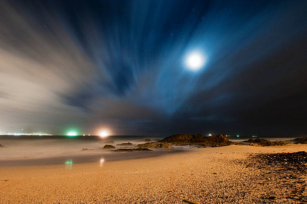 вид на океан и луна - blaauwberg стоковые фото и изображения