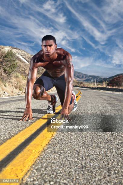 Runner Alinhada Na Estrada De Montanha - Fotografias de stock e mais imagens de Adulto - Adulto, Ao Ar Livre, Atividade