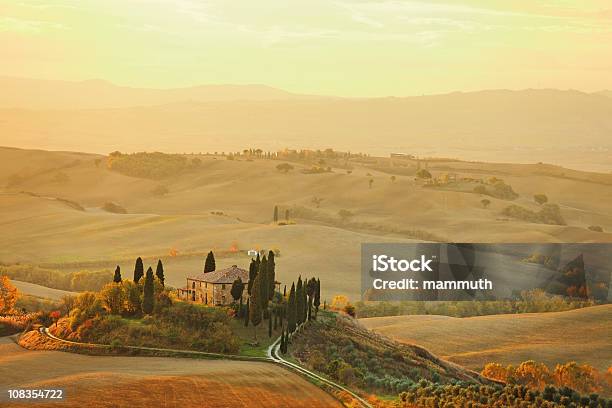 Farm In Toscana - Fotografie stock e altre immagini di Toscana - Italia - Toscana - Italia, Autunno, Paesaggio