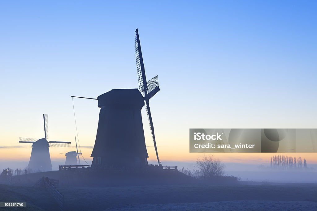 Tradycyjne Holenderskie Wiatraki w zimie na wschód słońca - Zbiór zdjęć royalty-free (Architektura)