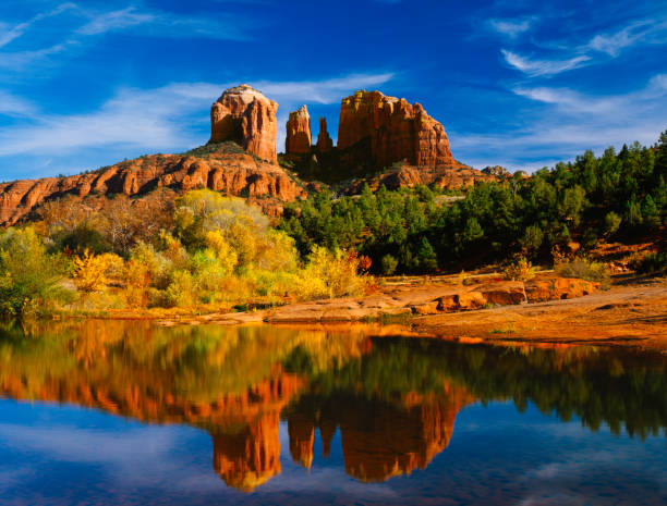 oak creek reflecte picos cathedral no parque estatal de red rocks - high desert imagens e fotografias de stock