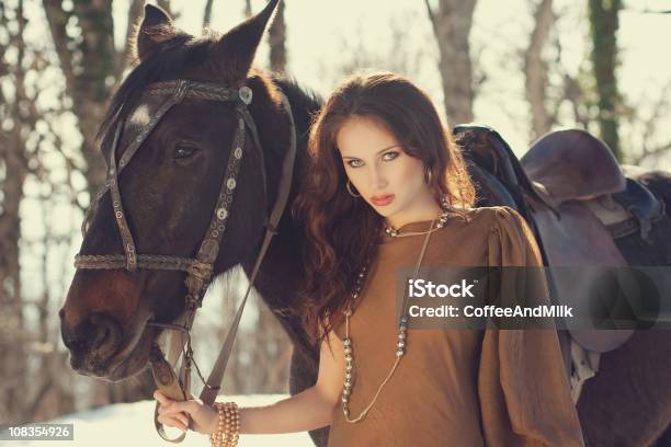 Photo libre de droit de Belle Femme Et Cheval banque d'images et plus d'images libres de droit de Cheval - Cheval, Femmes, Beauté