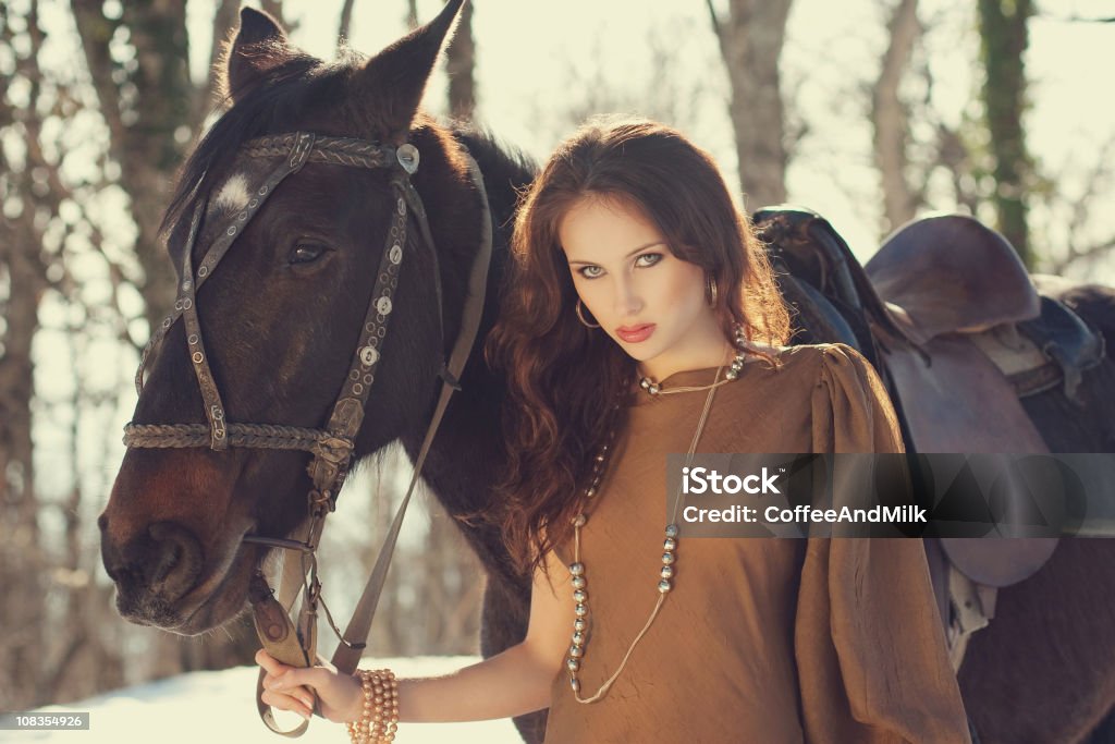 Bella donna e cavallo - Foto stock royalty-free di Cavallo - Equino