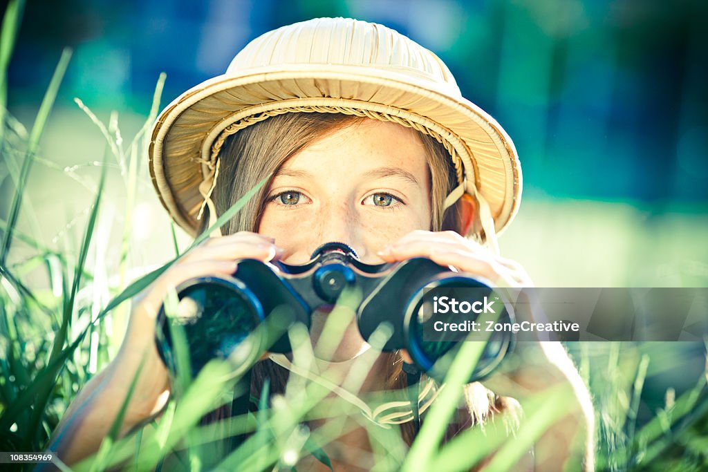 little explorer hermosa Chica con binoculares en el parque - Foto de stock de Niño libre de derechos