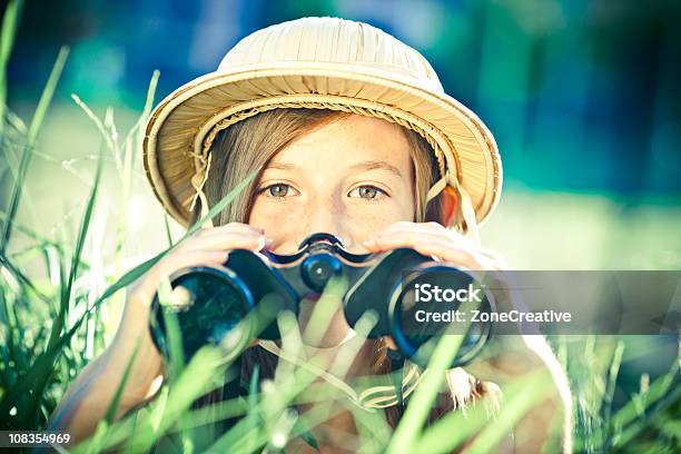 아름다운 작은 익스플로러를 여자아이 쌍안경 At Park 아이에 대한 스톡 사진 및 기타 이미지 - 아이, 탐험가, 탐험
