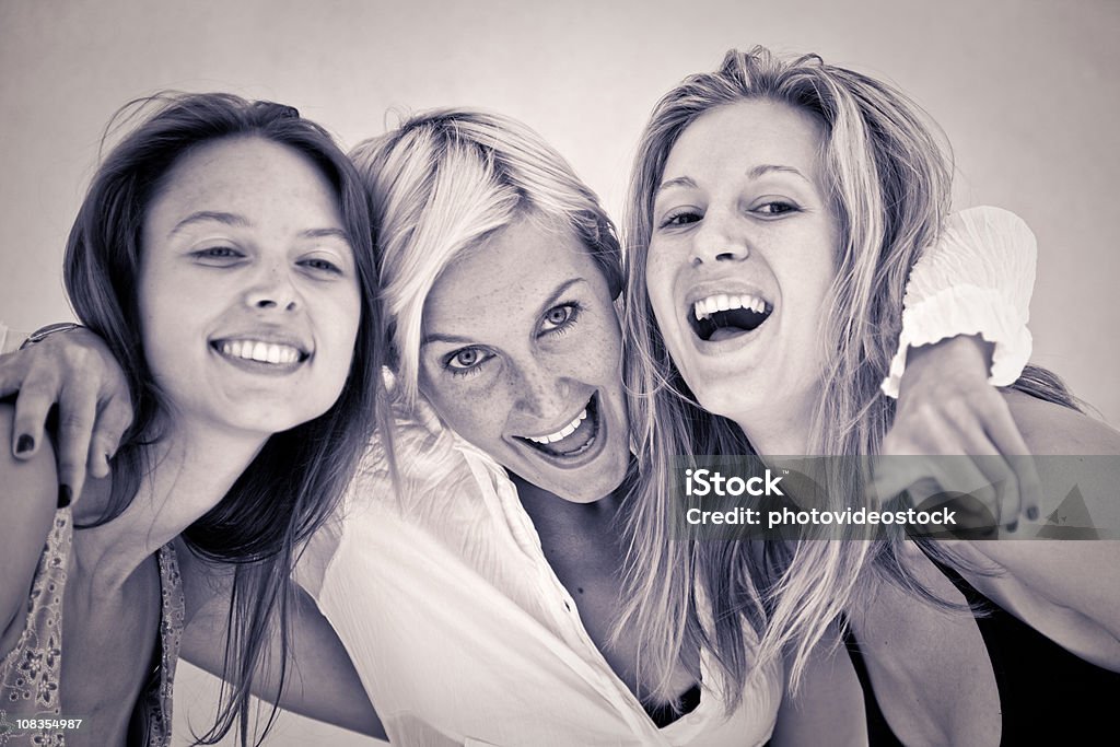 Três mulheres jovens se divertindo juntos - Foto de stock de Só Mulheres royalty-free