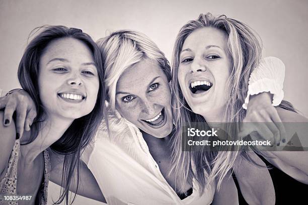 Foto de Três Mulheres Jovens Se Divertindo Juntos e mais fotos de stock de Só Mulheres - Só Mulheres, Amizade, Cabelo Louro