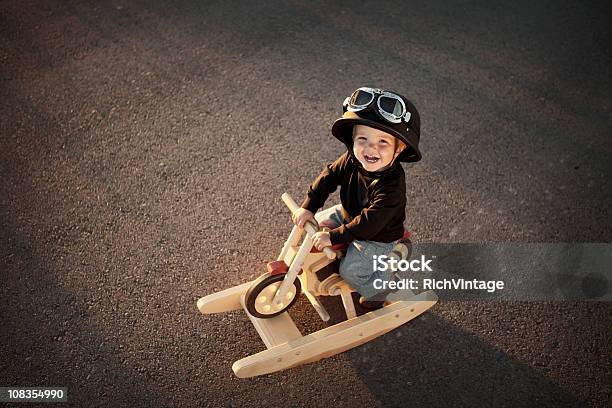 Joven Motociclista Foto de stock y más banco de imágenes de Motocicleta - Motocicleta, Niño, Vista elevada