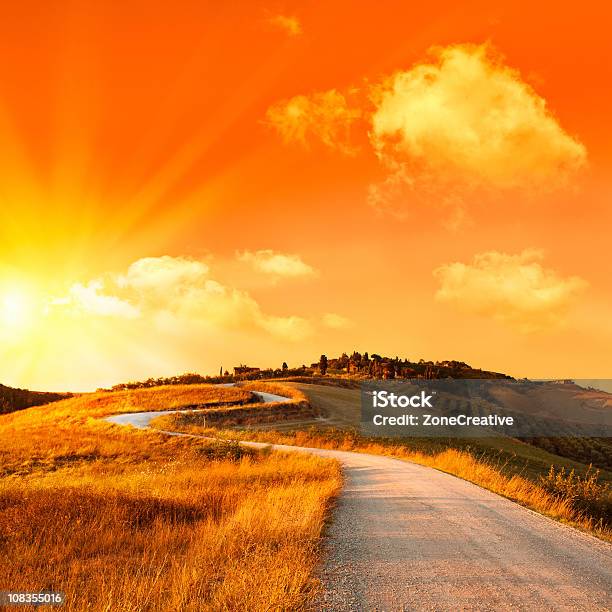 Maravilloso Italia Toscana Colina Al Atardecer O Ruta Panorámica Al Atardecer Foto de stock y más banco de imágenes de Aire libre