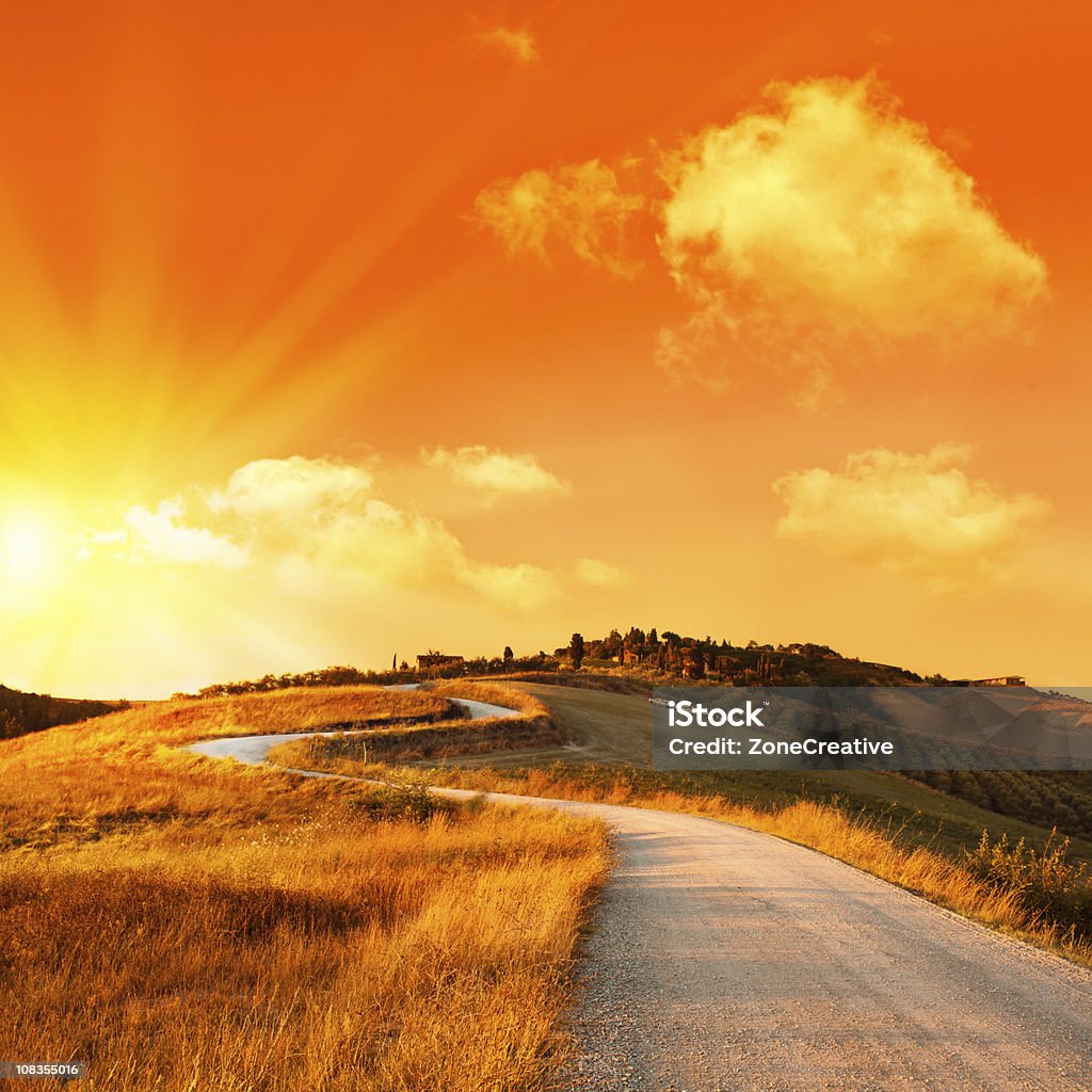 wonderful Италия, Тоскана-Хилл на живописным закатом или восходом солнца, road - Стоковые фото Без людей роялти-фри
