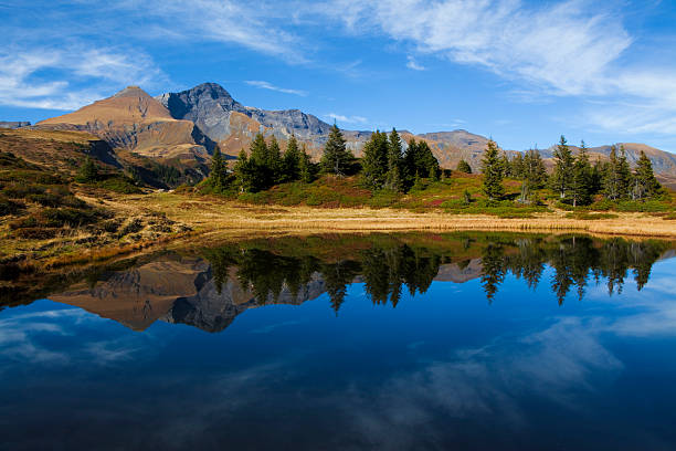 las montañas y el lago - berglandschaft fotografías e imágenes de stock