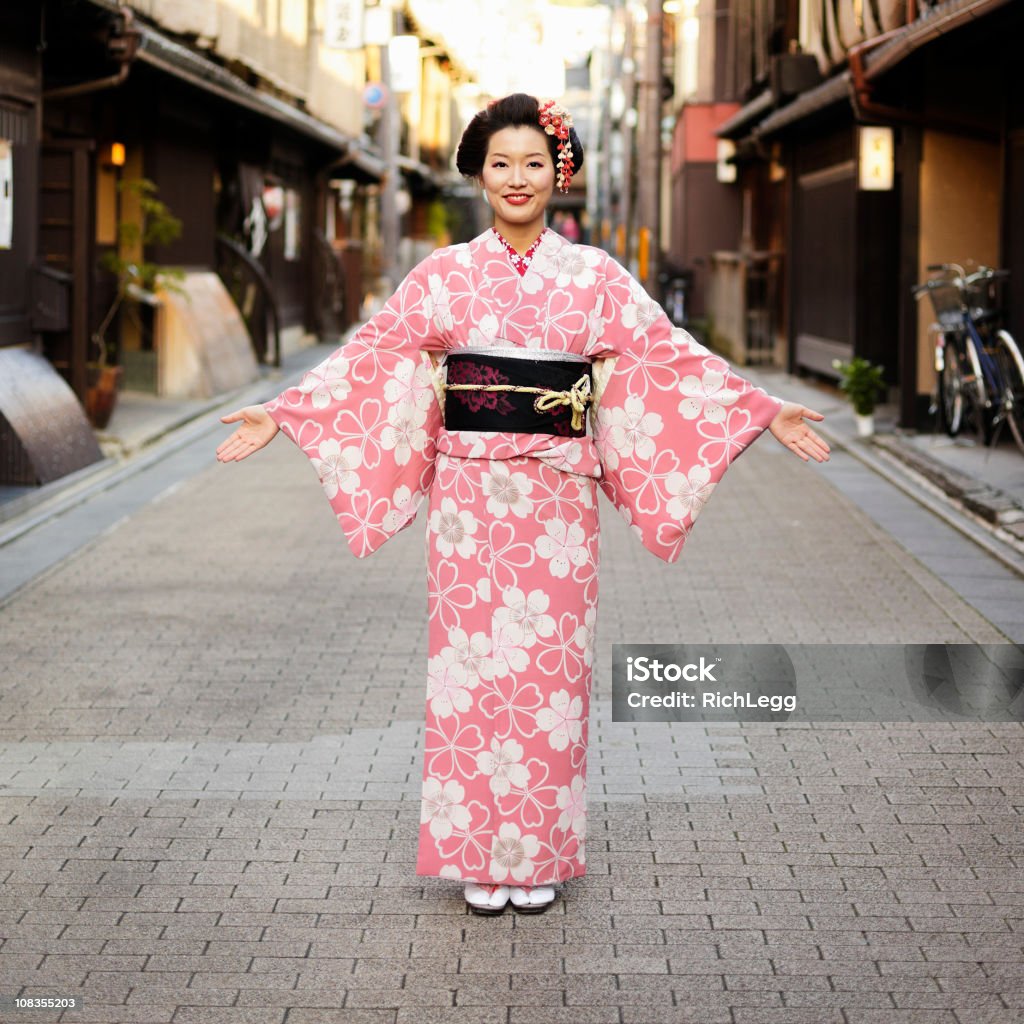 Giapponese donna con le braccia aperte - Foto stock royalty-free di Kimono