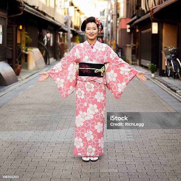 Giapponese Donna Con Le Braccia Aperte - Fotografie stock e altre immagini di Kimono - Kimono, Giappone, Giapponese
