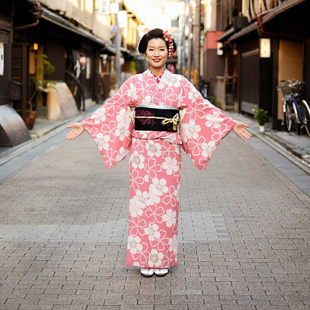 Napier Jordbær Tag væk Japanese Woman With Open Arms Stock Photo - Download Image Now - Kimono,  Japan, Greeting - iStock