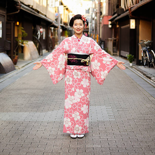 japonês mulher com os braços abertos - quimono - fotografias e filmes do acervo