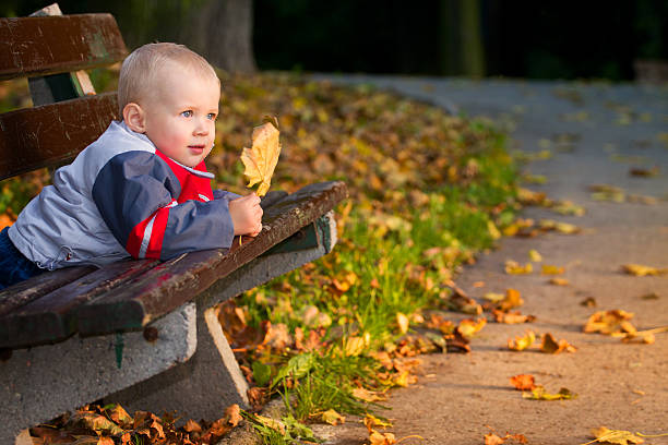 ребенок на парк скамейка - baby thinking light content стоковые фото и изображения