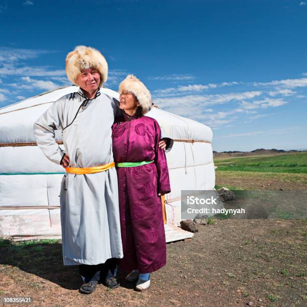 Mongol Casal No Vestuário Nacional - Fotografias de stock e mais imagens de Adulto - Adulto, Ao Ar Livre, Asiático e indiano