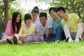 gruppe-von-chinesischen-freunden-mit-lap