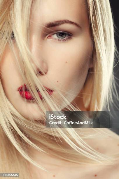 Piękna Dziewczyna Z Jasny Makijaż - zdjęcia stockowe i więcej obrazów Blond włosy - Blond włosy, Czerwony, Czysty