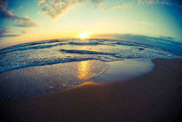 sonnenuntergang über dem meer, fisch-auge-objektiv-schwenk nach shif - tilt shift lens stock-fotos und bilder