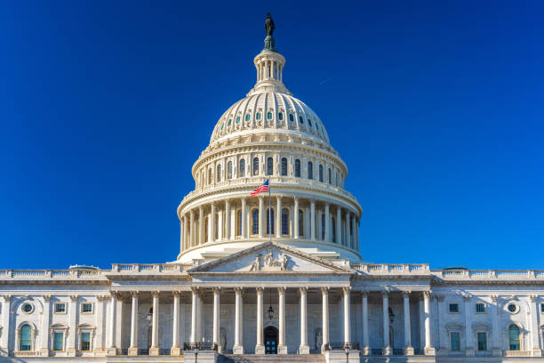 u.s. capitol am sonnigen tag - washington dc monument sky famous place stock-fotos und bilder