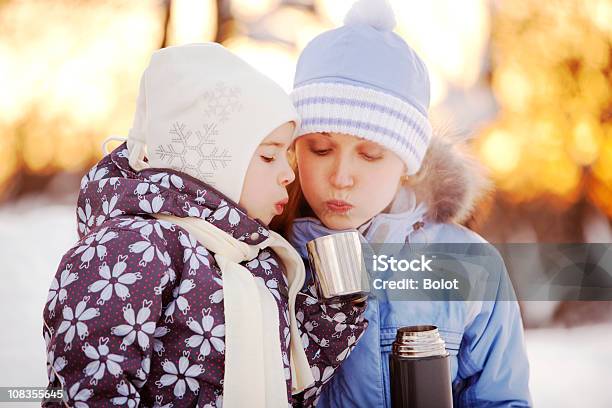 Winterporträt Von Mutter Und Kind Trinken Tee Im Freien Stockfoto und mehr Bilder von Alleinerzieherin