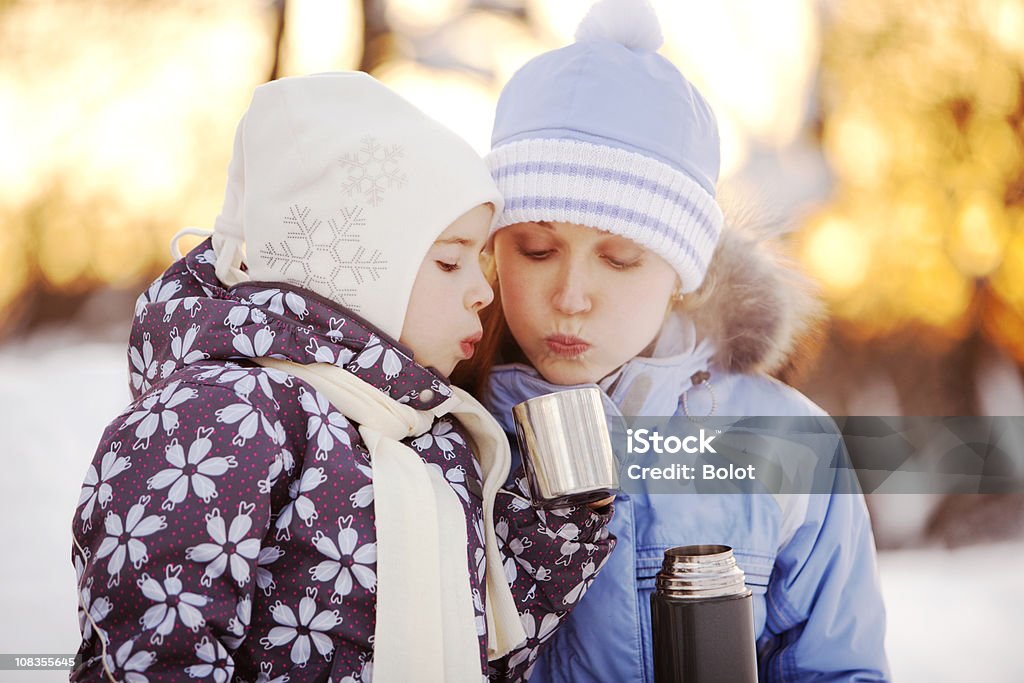 Hiver Portrait de la mère et enfant boire du thé en plein air - Photo de Activité de loisirs libre de droits