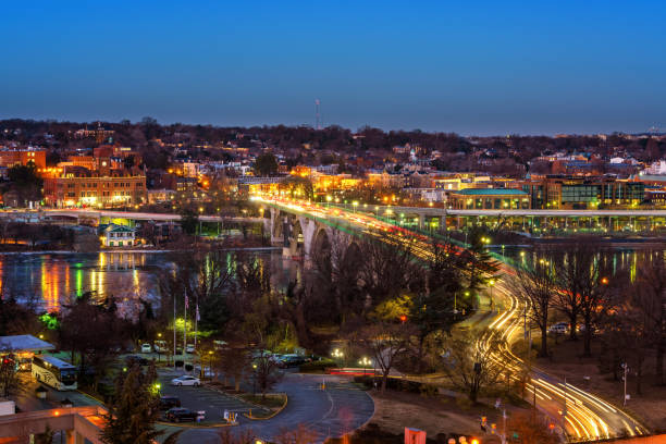 istock Key bridge in Washington DC at winter dawn 1083556450