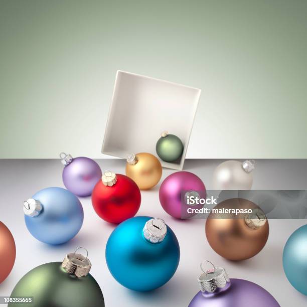 Photo libre de droit de Boules De Noël De Renverser Dans Un Coffretcadeau banque d'images et plus d'images libres de droit de Boule de Noël - Boule de Noël, Bleu, Cadeau de Noël