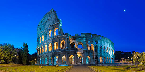 koloseum w rzymie przez moonlight starożytnego rzymskiego amfiteatru w nocy panorama włochy - italy coliseum rome italian culture zdjęcia i obrazy z banku zdjęć