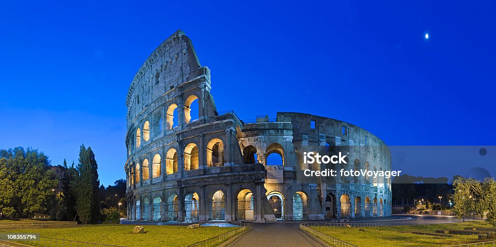 Em Roma o antigo Coliseu ao luar anfiteatro romano, panorama noturno Itália - Foto de stock de Coliseu royalty-free