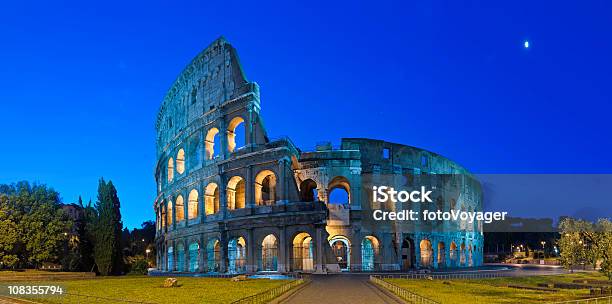 Foto de Em Roma O Antigo Coliseu Ao Luar Anfiteatro Romano Panorama Noturno Itália e mais fotos de stock de Coliseu