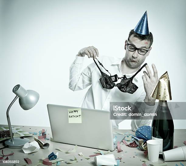 Urodziny Nowy Rok Party Masz Kaca Zaskoczony Mężczyzna Się Za Biurkiem Office - zdjęcia stockowe i więcej obrazów Pić