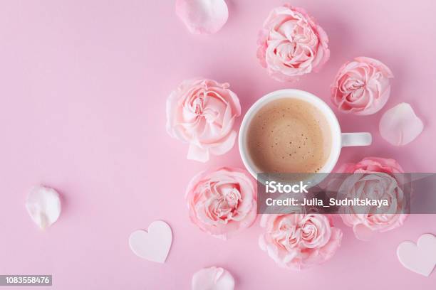 Café De La Mañana Y Hermosas Flores Color De Rosa En Rosa Pastel Mesa Ven  Desayunos