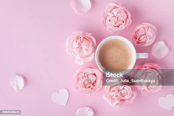 Café De La Mañana Y Hermosas Flores Color De Rosa En Rosa Pastel Mesa Ven Desayunos Café De La Mañana Y Hermosas Flores Color De Rosa En Rosa Pastel Mesa Ven Desayunos