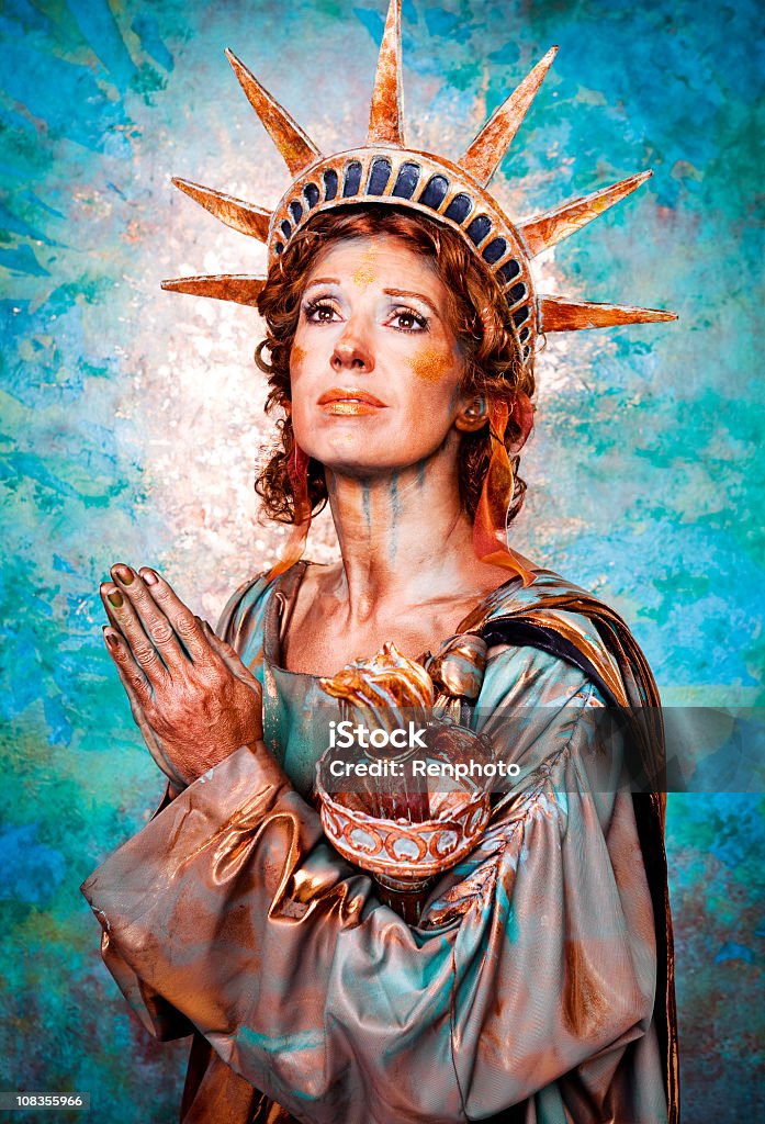 Pregare Lady Liberty - Foto stock royalty-free di Costume