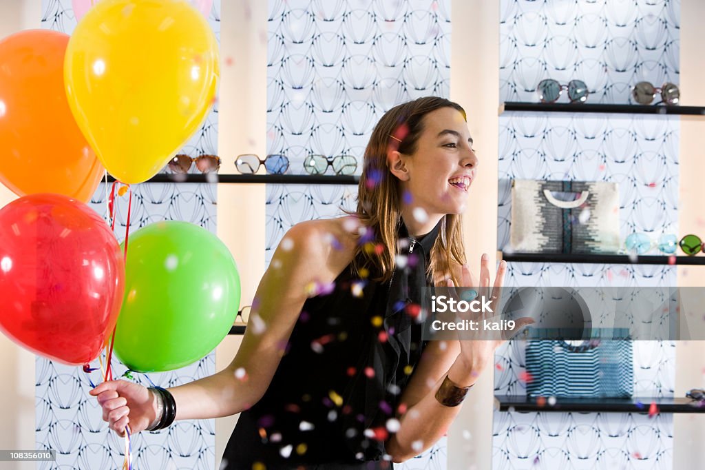 Feliz mujer joven en estilo boutique con globos y confeti - Foto de stock de Globo - Decoración libre de derechos