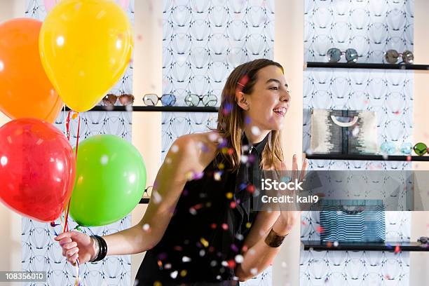 Feliz Mujer Joven En Estilo Boutique Con Globos Y Confeti Foto de stock y más banco de imágenes de Globo - Decoración