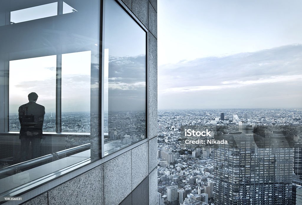 Homem em um arranha-céu - Foto de stock de Edifício Comercial royalty-free