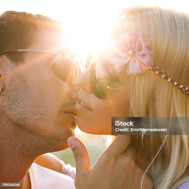 Schönes Paar Küssen Im Freien Stockfoto und mehr Bilder von Attraktive Frau - Attraktive Frau, Blendenfleck, Brille