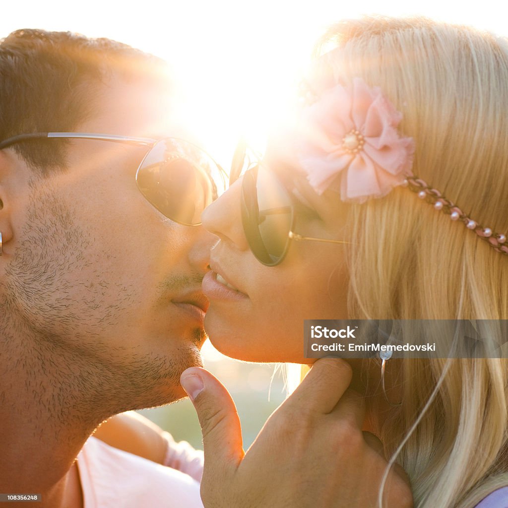커플입니다 키스하는 아름다운 야외 - 로열티 프리 2명 스톡 사진
